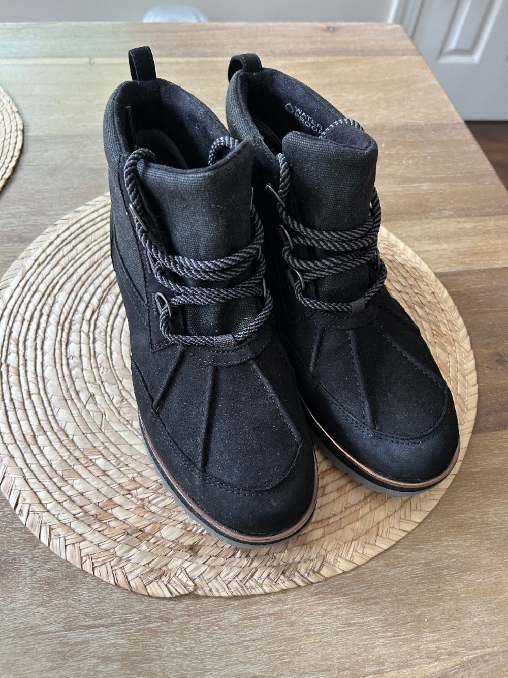 WOMEN'S BLACK VIONIC HIKING BOOT - SIZE 7